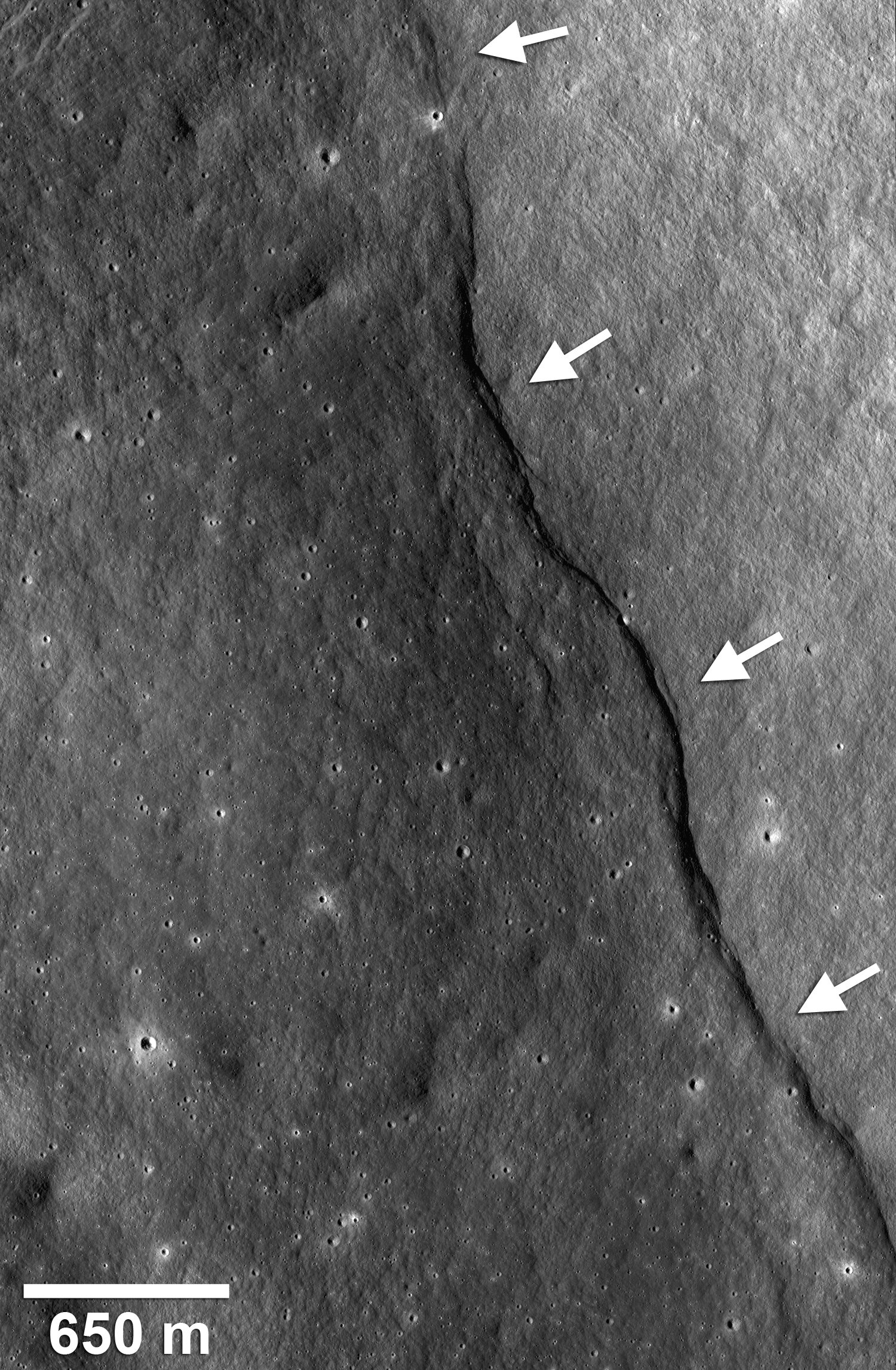 Луна была расколота. Снимки Луны НАСА трещина. Трещина на Луне. Луна снимки трещины. Разлом Луны.